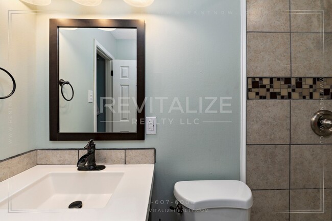 Building Photo - Charming 3 Bedroom/2 Bathroom Home in Sara...