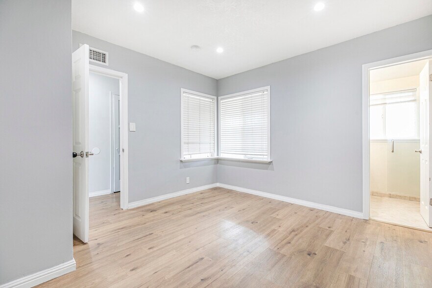 Building Photo - 10430 Langdon Ave