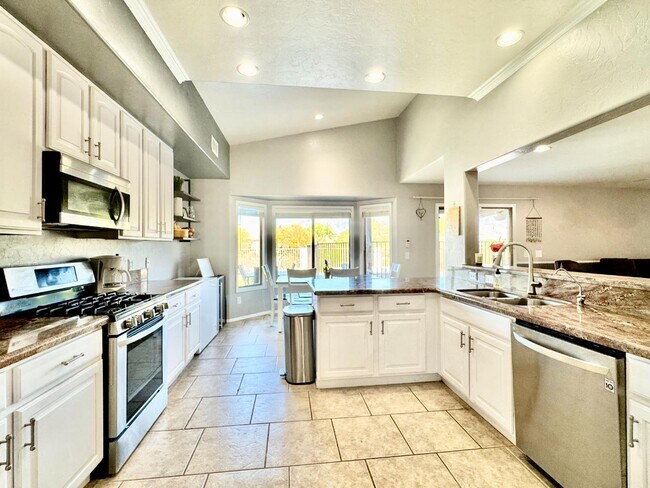 Building Photo - 12768 N Lantern Way