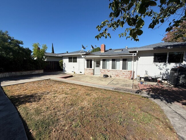Building Photo - Nice single family home with gorgeous kitchen