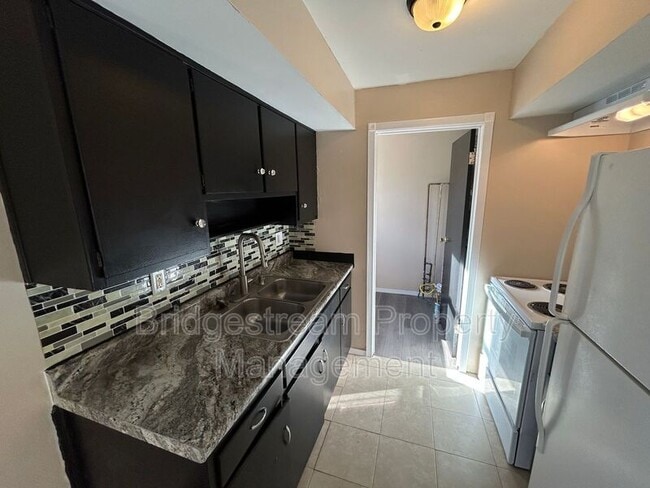 Building Photo - 1901 Hazel Ave