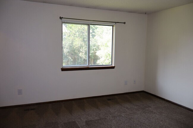 Building Photo - Spacious 4-Bedroom Single Family Home