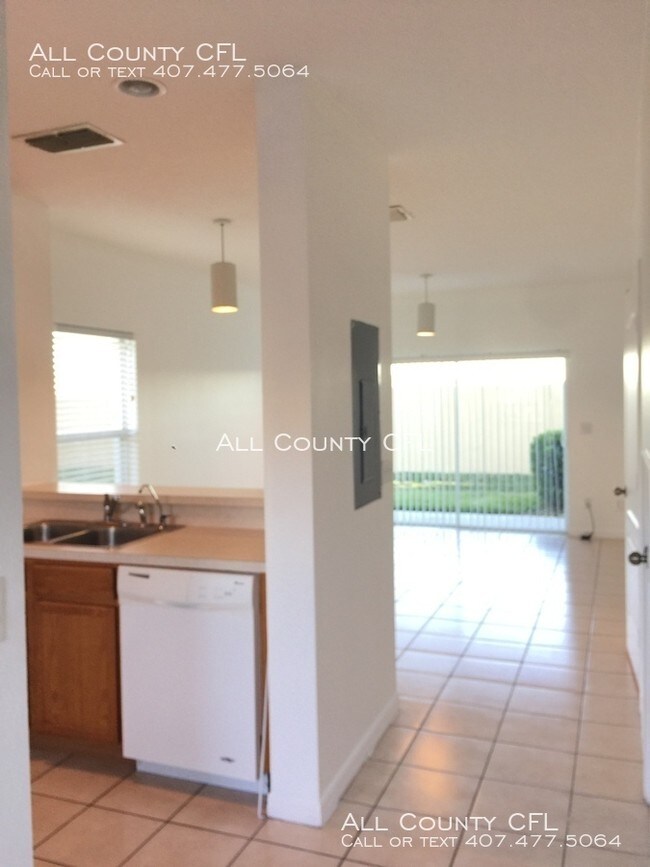 Building Photo - 10660 Savannah Wood Dr
