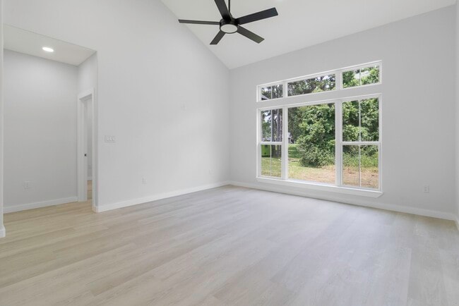 Building Photo - 611 Bridgeview Dr