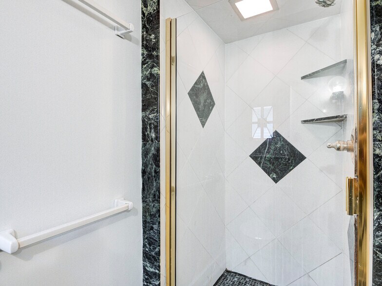 Building Photo - 321 N Park Ave