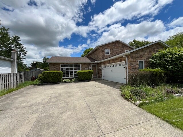 Primary Photo - 465 Calverton Pl