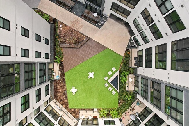 Building Photo - 800 Embassy Dr