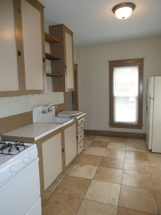 Building Photo - 2 Bedroom House Downtown