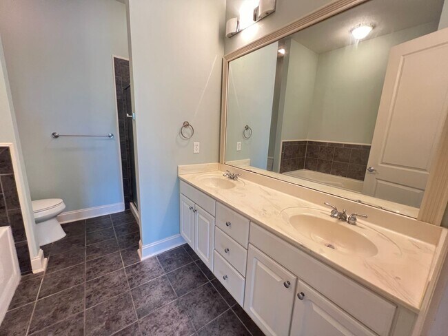 Building Photo - 1 Bedroom 1.5 Bath Condo on Daniel Island ...