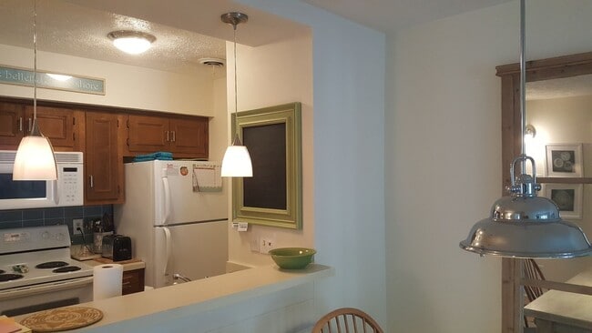 Building Photo - Beautifully furnished 1 br 2nd floor condo
