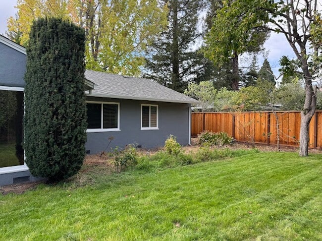 Building Photo - Charming 3BR/2BA Home in West Menlo Park