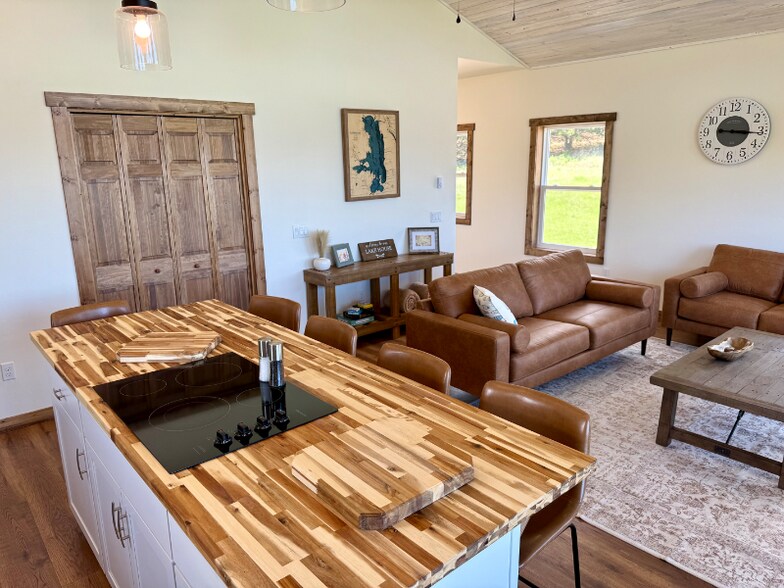Building Photo - 27945 Island Butte Ln
