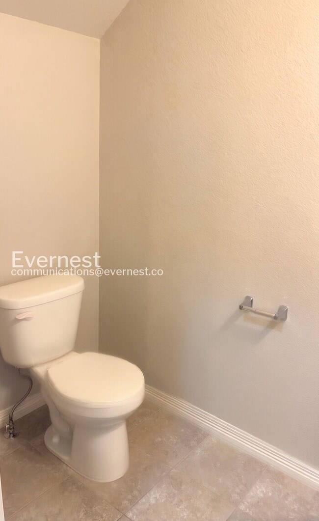 Building Photo - 3 Bed/2.5 Bath Town Home with Garage / Available Soon!