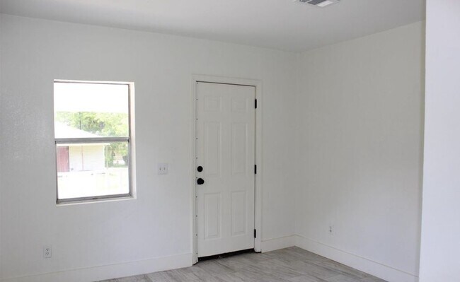 Building Photo - 2141 Poppy St