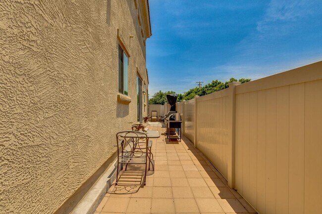 Building Photo - 1367 S Country Club Dr