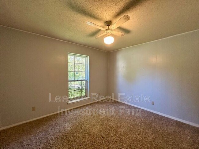 Building Photo - 302 Avenida Dr