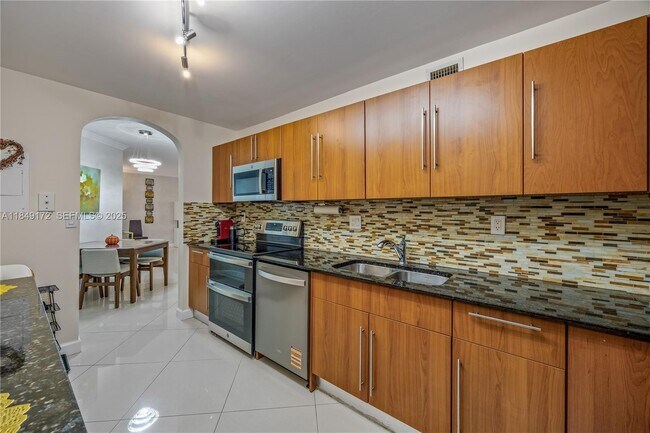 Building Photo - 3001 S Ocean Dr