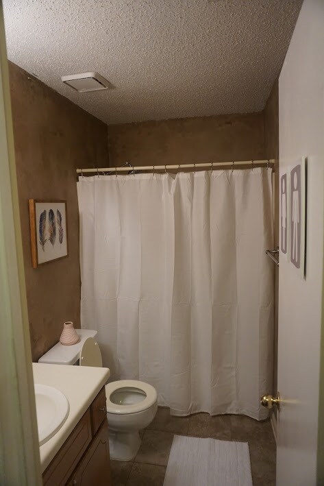 Full Hallway Bathroom - 124 River Oaks