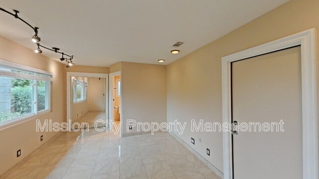 Building Photo - 622 Pine Spring Ln
