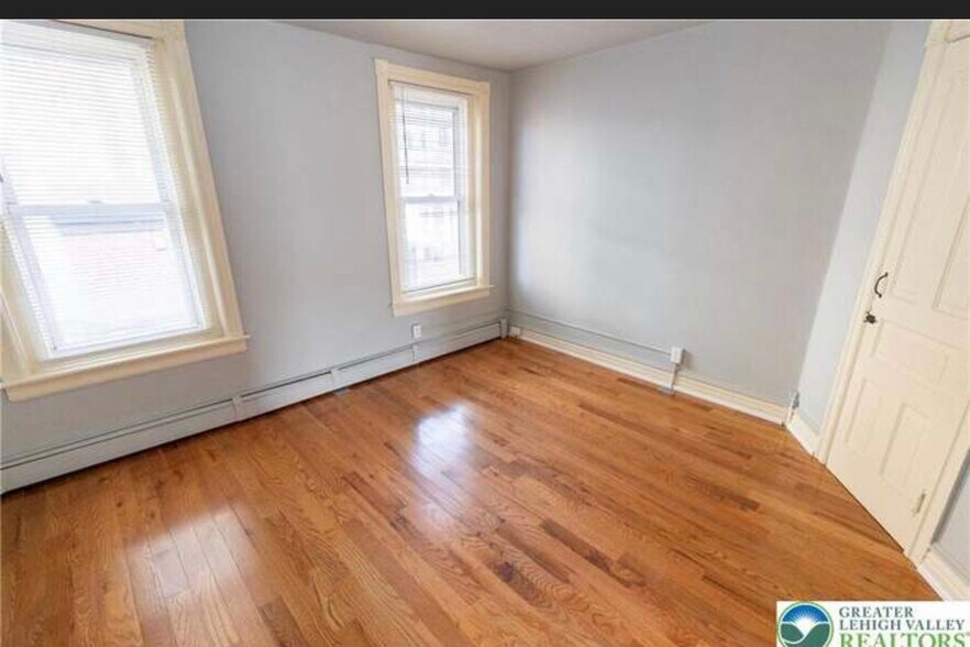 Building Photo - 948 W Maple St