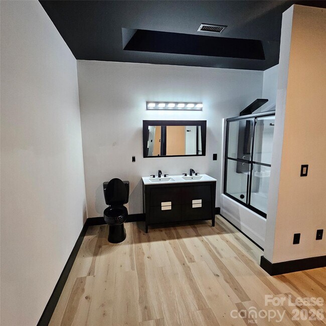 Building Photo - 1002 Crawford Rd