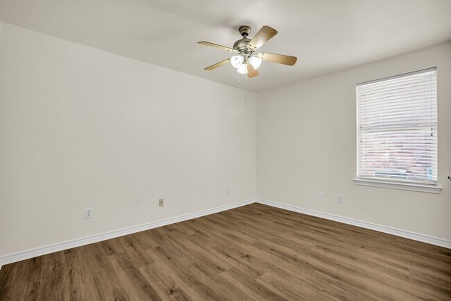 Building Photo - 2005 Ridgeview Ct