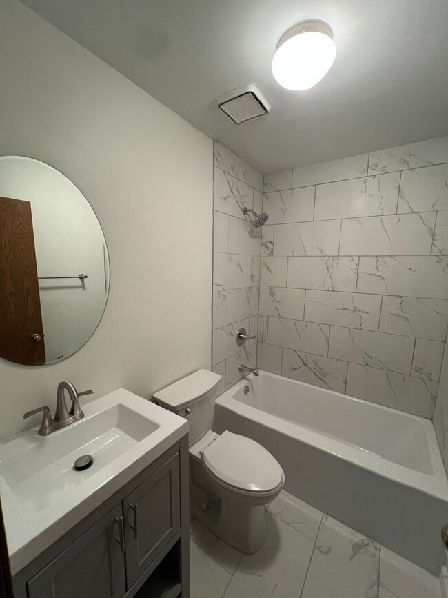 Building Photo - Large 4BR / 2BA Home with Granite Kitchen, Deck & Fenced Yard  Lifestyle-Oriented