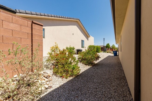 Building Photo - 3 bed plus office / 2.5 bath / 3 car Single Story with Community Pool!