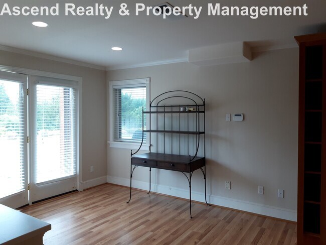 Building Photo - Unique Opportunity to Lease 2 Bed Lower Unit in Executive Home Utilities Included Quick Access to...