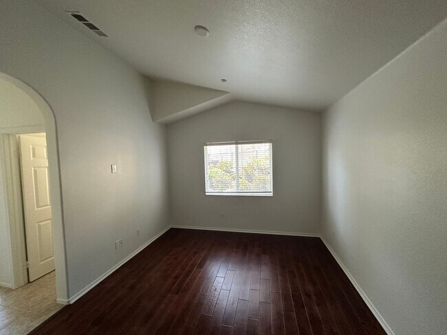 Building Photo - AVAILABLE NOW!!! 3 Bedroom 3 bath Private OASIS backyard in Vista, CA.