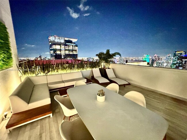 Building Photo - 950 Brickell Bay Dr