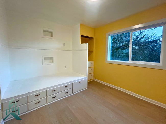 Building Photo - 1005 NW 30th St