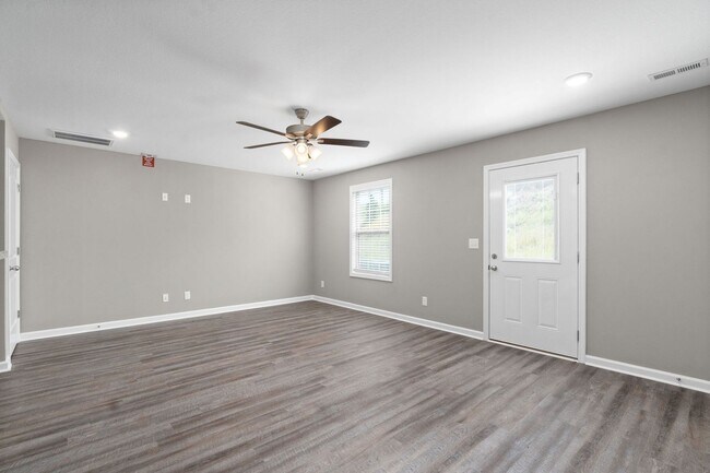 Building Photo - Two Bedroom with Garage on Exit 11!