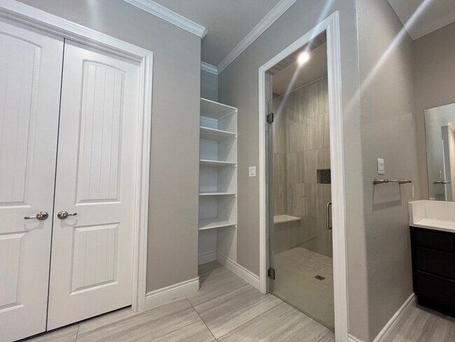 Building Photo - 4815 Viewcrest Rd