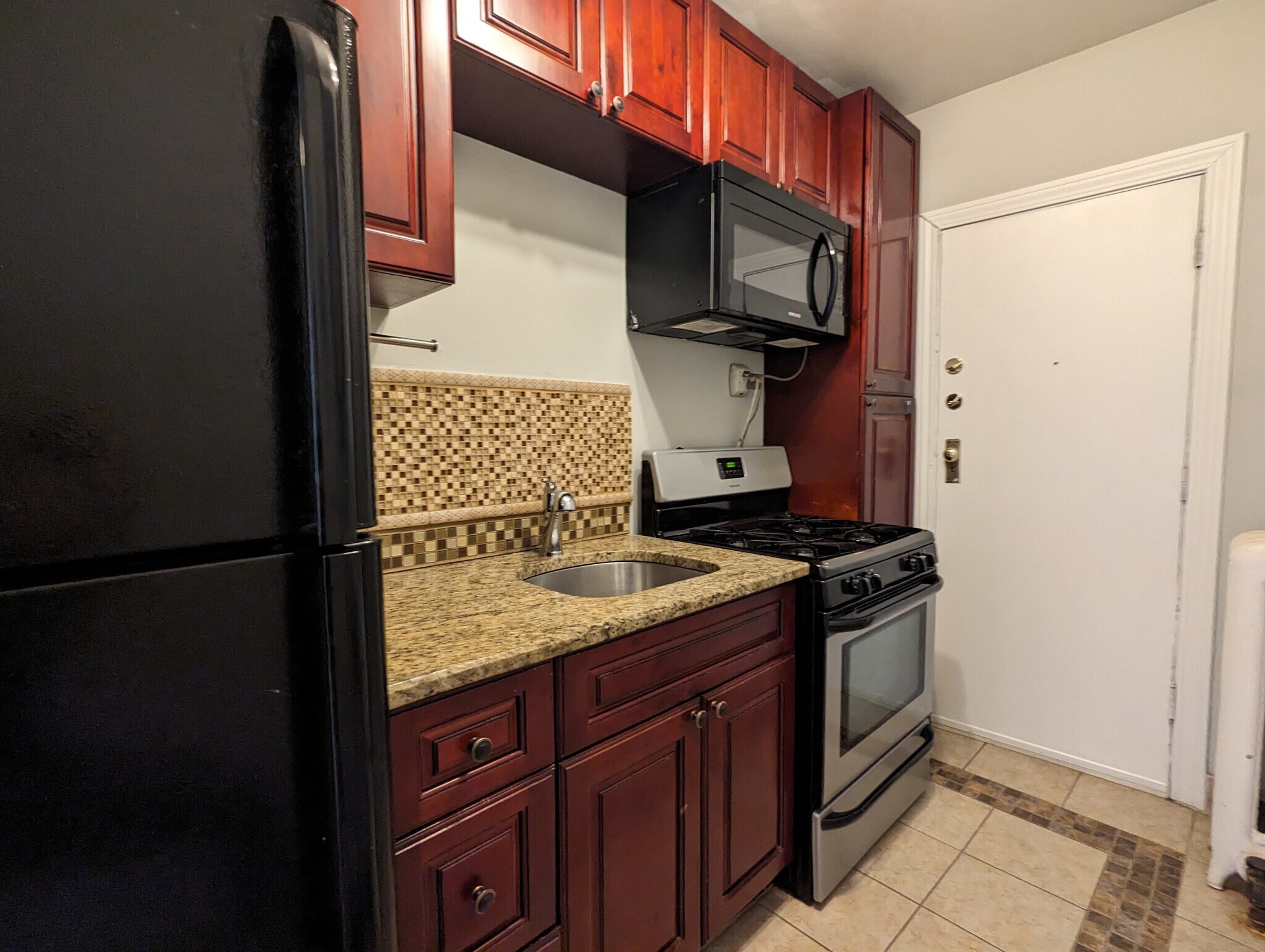 Building Photo - 542 W Surf St