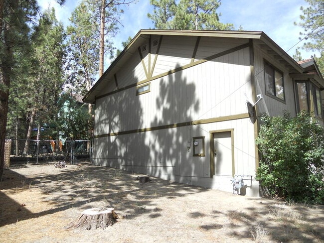 Building Photo - Charming 3-Bed, 2-Bath Home with 2-Car Gar...