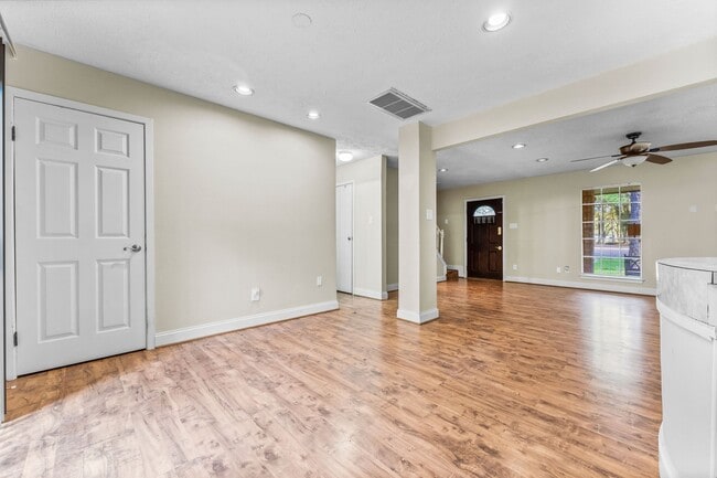 Building Photo - 2015 E Lacey Oak Cir