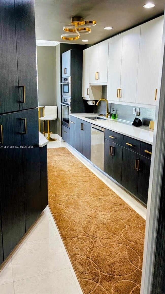 Building Photo - 848 Brickell Key Dr