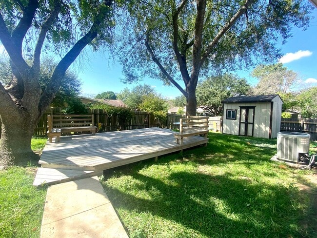 Building Photo - Remodeled 3 Bedroom 2 Bath  with cute back...