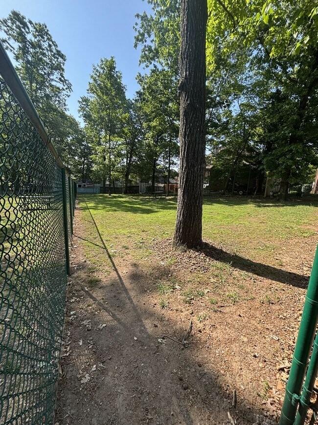 Building Photo - Ground floor 2 bed condo with no neighbors above or below