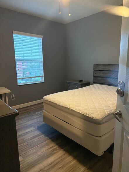 night table - 10433 Waterstone Dr