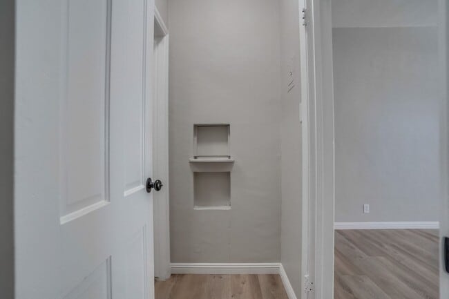 Building Photo - Beautifully Updated and Spacious 1B/1B in Belmont Shore!