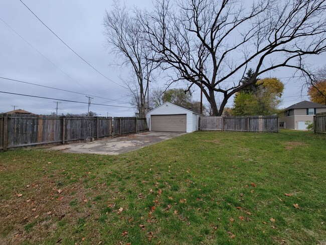 Building Photo - 916 W Hillside St