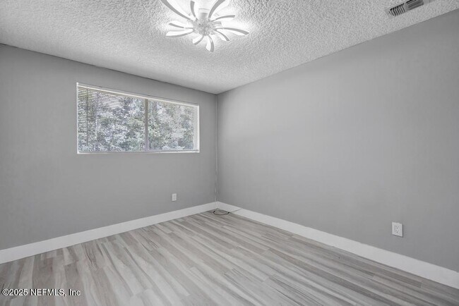 Building Photo - 1215 Bluehill Dr N