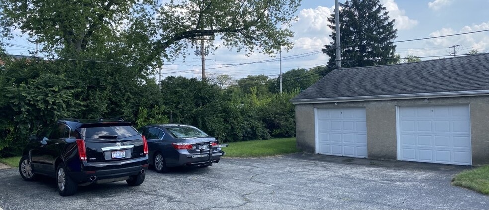 Building Photo - 1879 Kentwell Rd