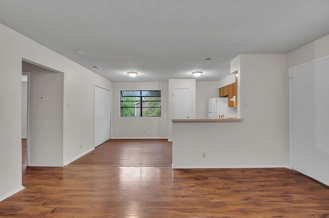 Building Photo - 500 Algerita Dr