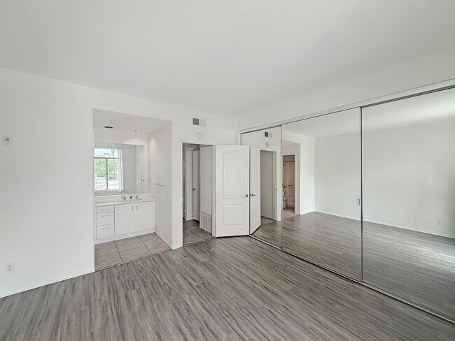 Building Photo - Beautiful 2B/2.5BA in The Elysian Complex!...