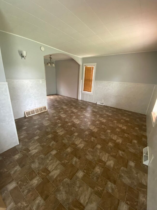 Building Photo - 3 Bed 1 Bath with Double Stall Garage