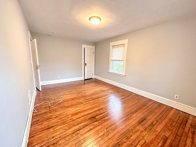 Building Photo - Lovely 3-bed Single Family Home in Hamden! Gorgeous Hardwood Floors throughout!