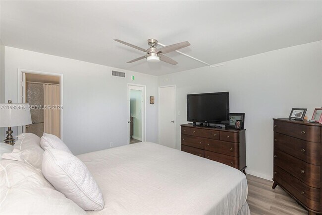 Building Photo - 2731 NE 14th Street Causeway